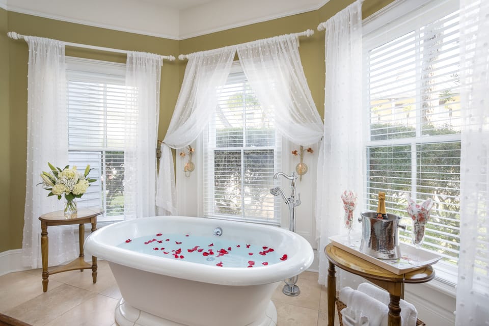 Standard Room, 1 King Bed | Bathroom | Free toiletries, hair dryer, bathrobes, towels