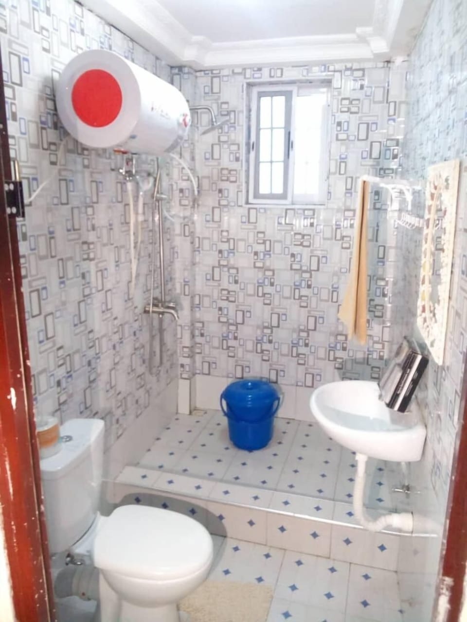 Combined shower/tub, deep soaking tub, free toiletries
