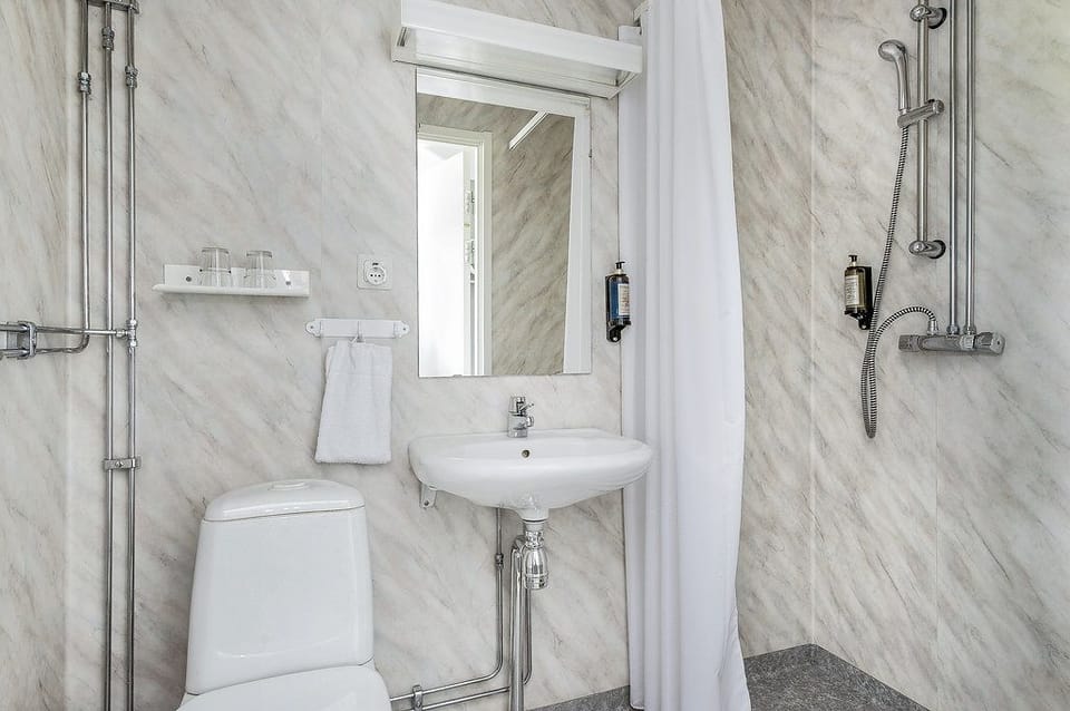 Standard Double Room, 2 Twin Beds | Bathroom | Shower, free toiletries, hair dryer, slippers