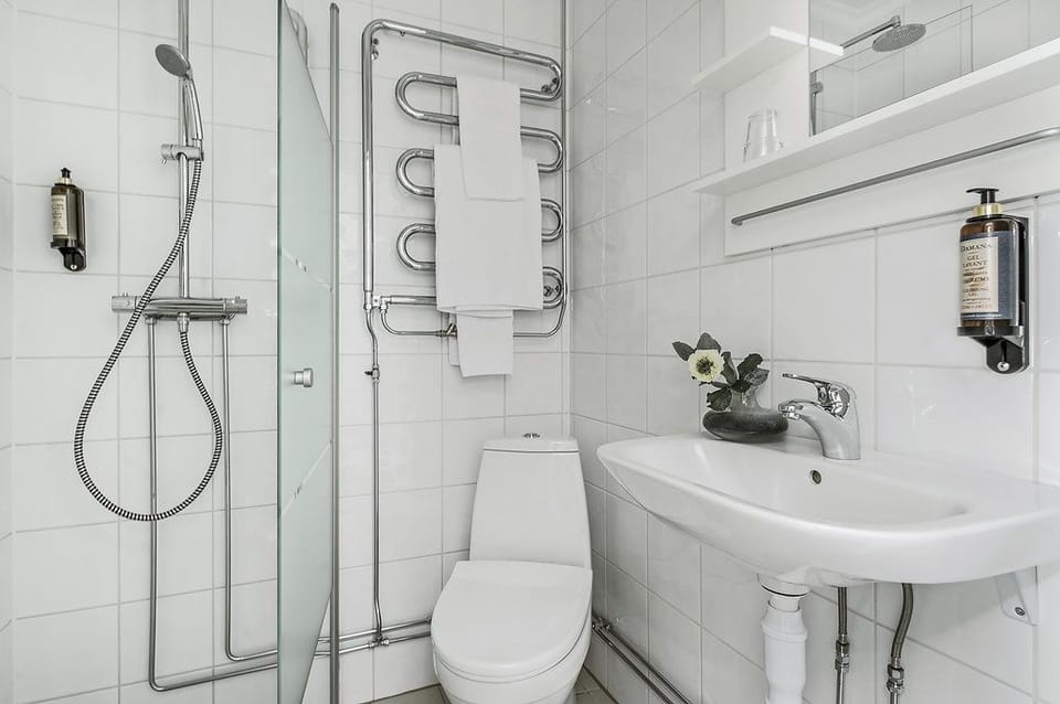 Single Room, 1 Double Bed | Bathroom | Shower, free toiletries, hair dryer, slippers