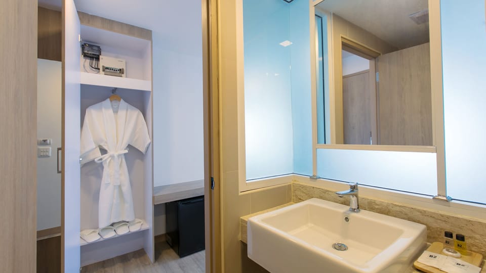 Junior Suite | Bathroom | Shower, hair dryer, towels, soap