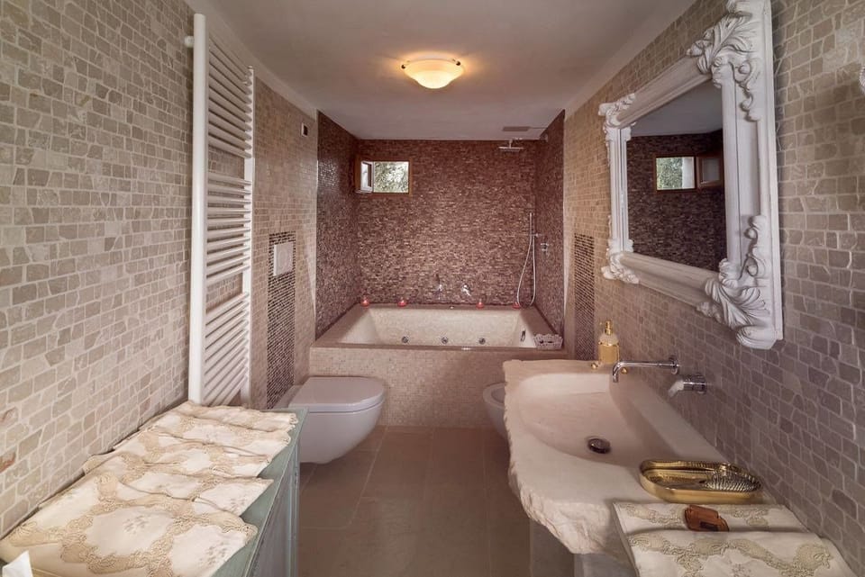 Suite, Jetted Tub | Bathroom | Free toiletries, hair dryer, bidet, towels