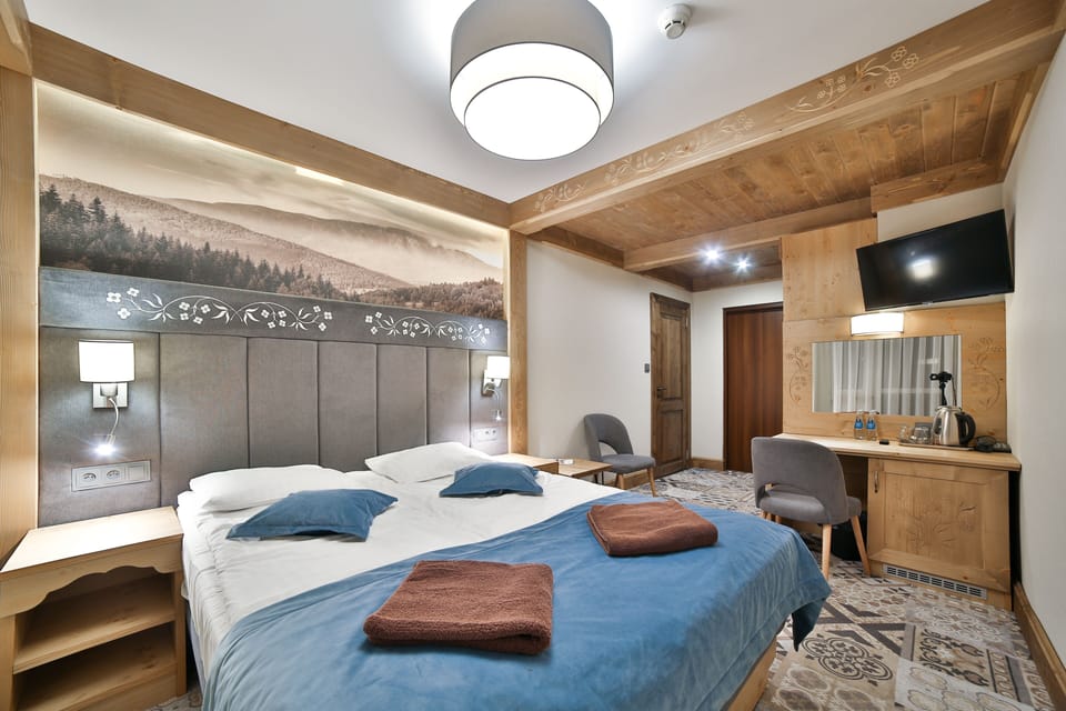Deluxe Double Room | Bathroom | Free toiletries, hair dryer, towels