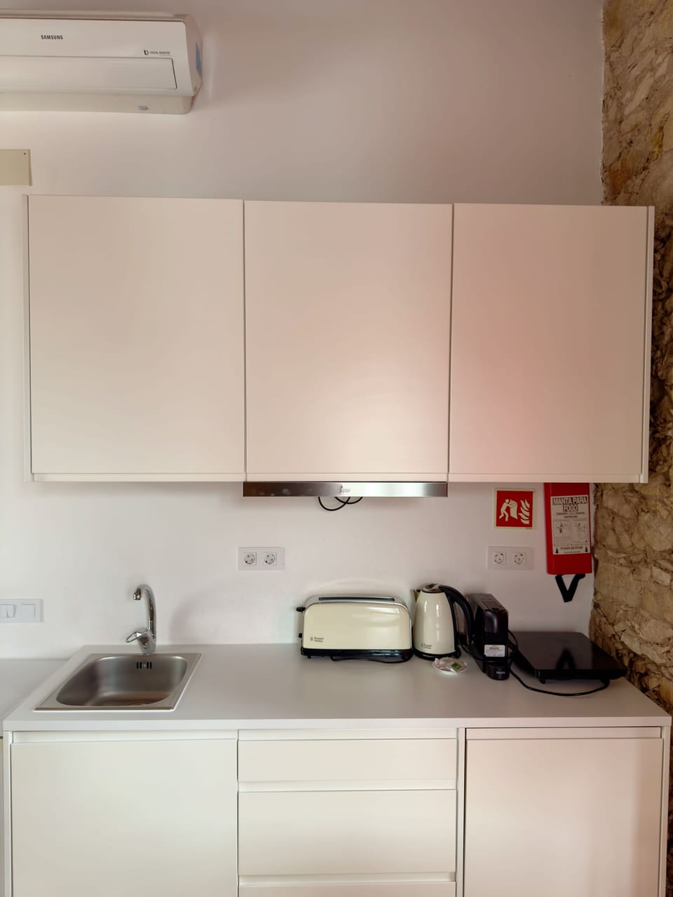 Superior Suite, River View (32) | Private kitchen | Full-size fridge, microwave, stovetop, espresso maker