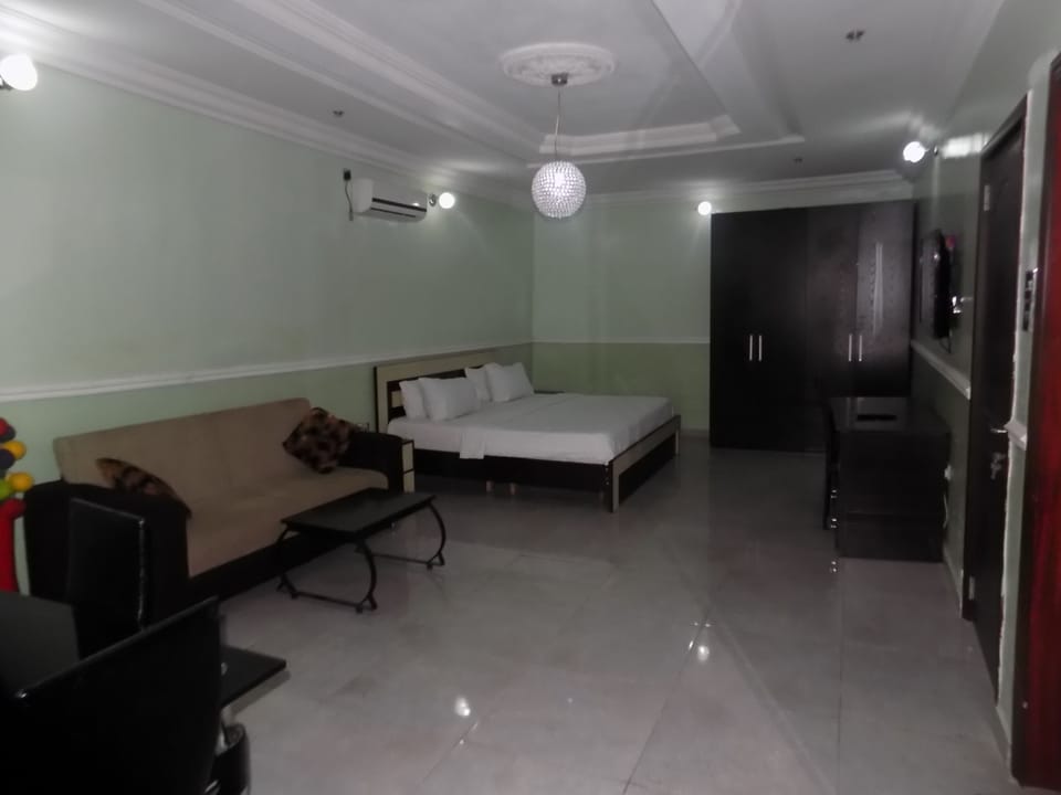 Executive Suite | Free WiFi, bed sheets