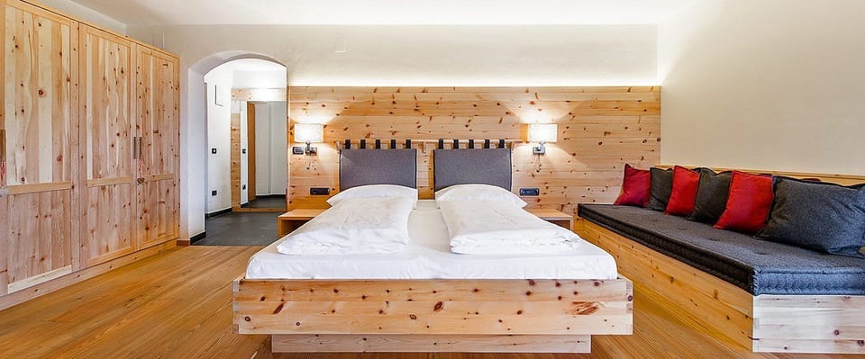Classic Double or Twin Room | 1 bedroom, in-room safe, desk, blackout drapes