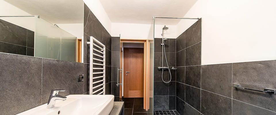 Classic Double or Twin Room | Bathroom | Shower, hair dryer, bidet, towels