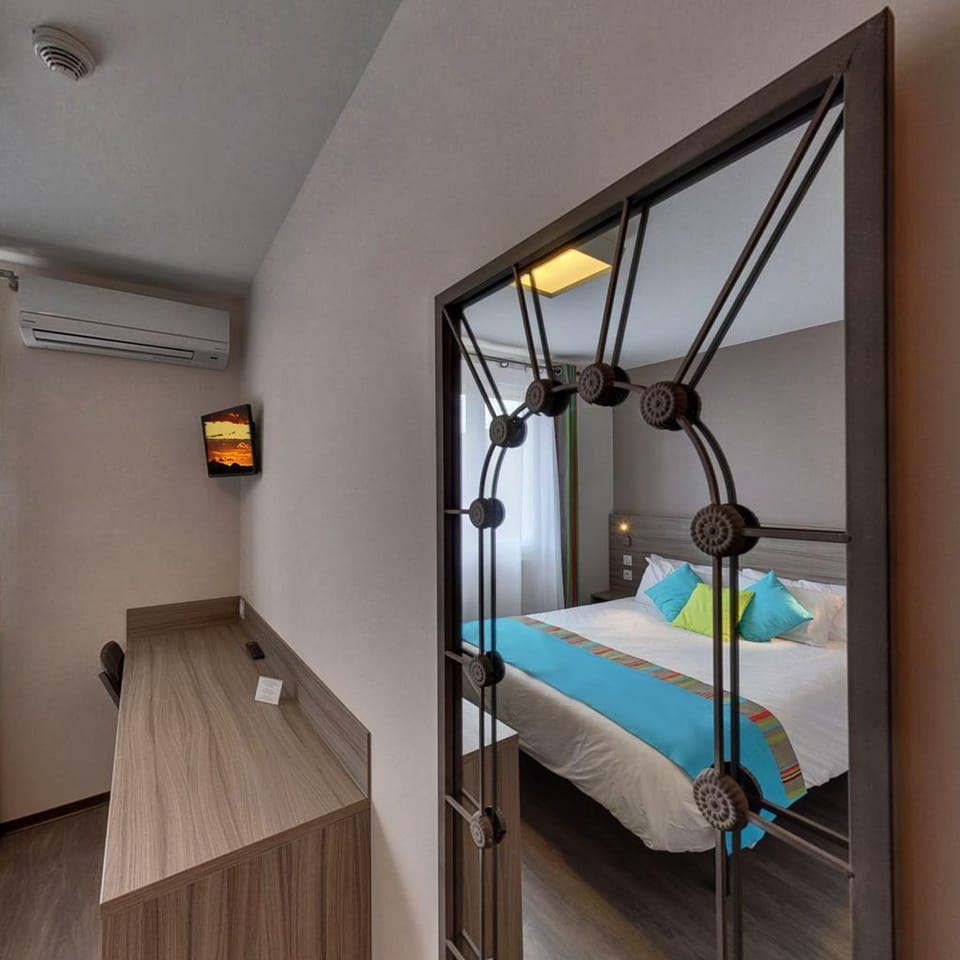 Double Room | Minibar, in-room safe, desk, blackout drapes