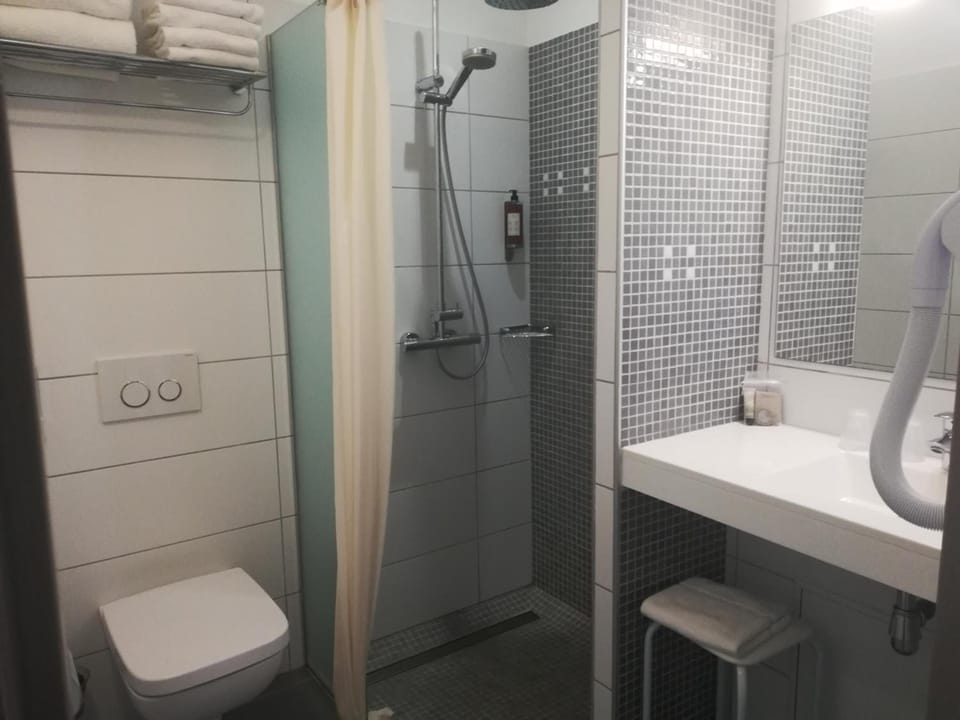 Double Room | Bathroom | Shower, free toiletries, hair dryer, towels