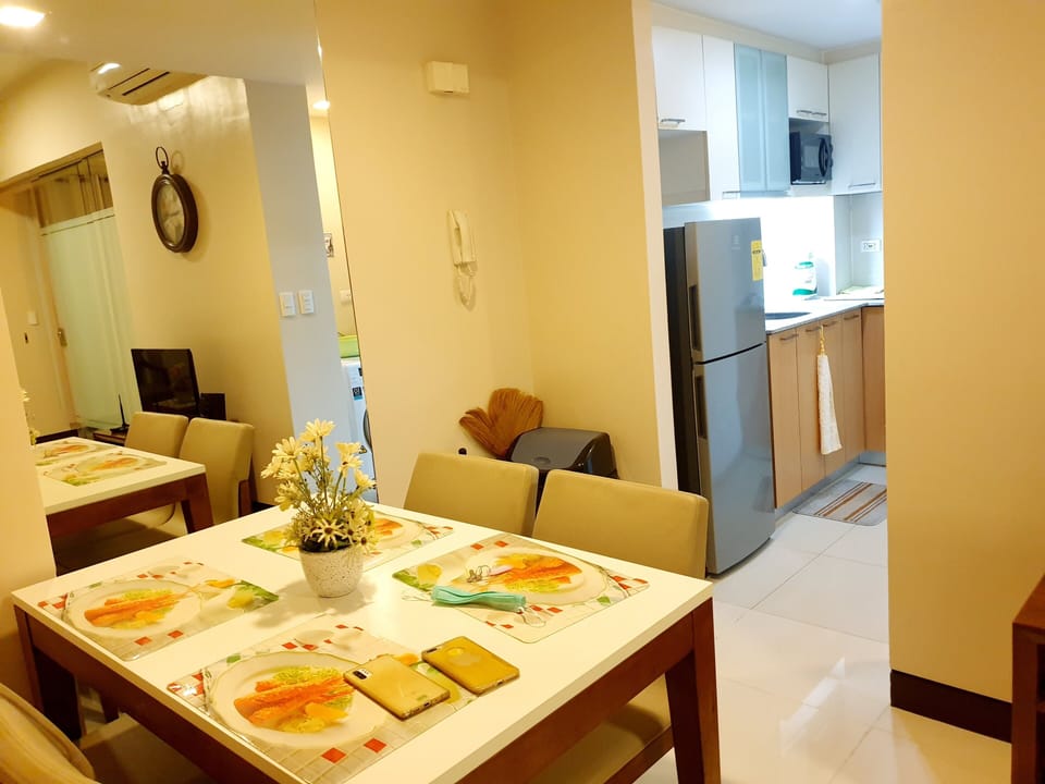 Full-size fridge, microwave, stovetop, electric kettle
