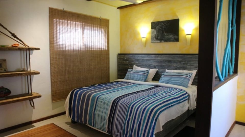 Suite | Desk, laptop workspace, bed sheets