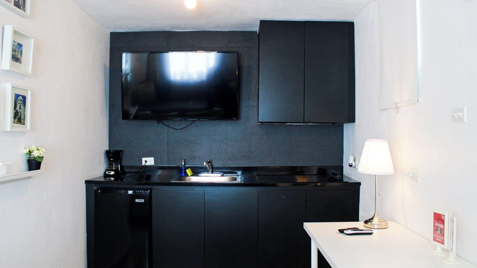Comfort Studio | Private kitchen | Fridge, microwave, stovetop, coffee/tea maker
