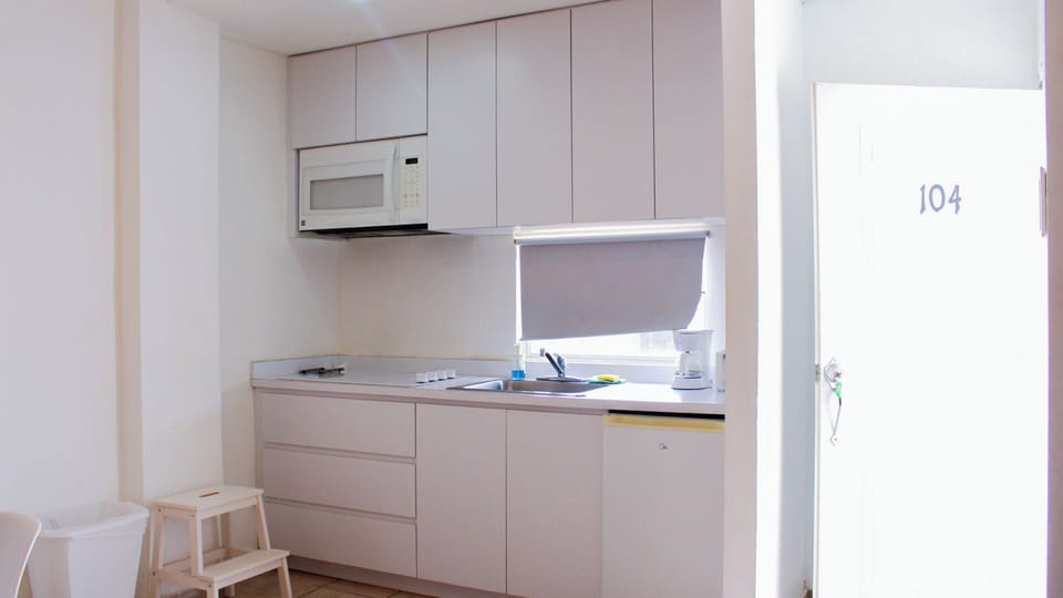 Studio, Multiple Beds | Private kitchen | Fridge, microwave, stovetop, coffee/tea maker