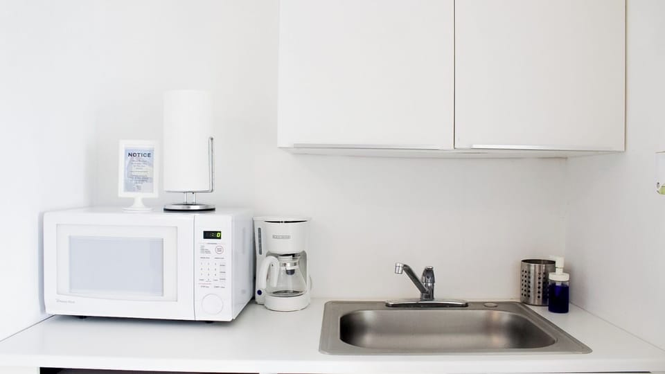 Deluxe Room | Shared kitchen | Coffee/tea maker, mini-fridge, microwave, cookware/dishes/utensils
