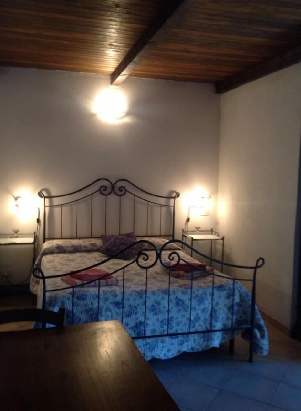 Basic Double Room | Desk, bed sheets