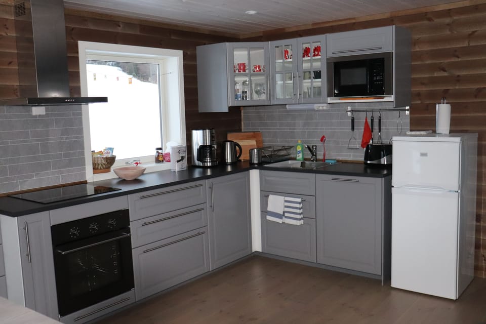 Cabin, 4 Bedrooms | Private kitchen | Full-size fridge, microwave, oven, stovetop