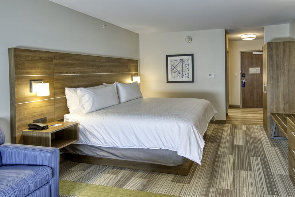 Premium bedding, in-room safe, desk, laptop workspace