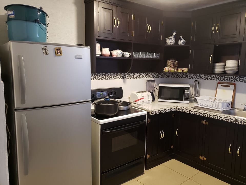 Coffee/tea maker, full-size fridge, microwave, dishwasher