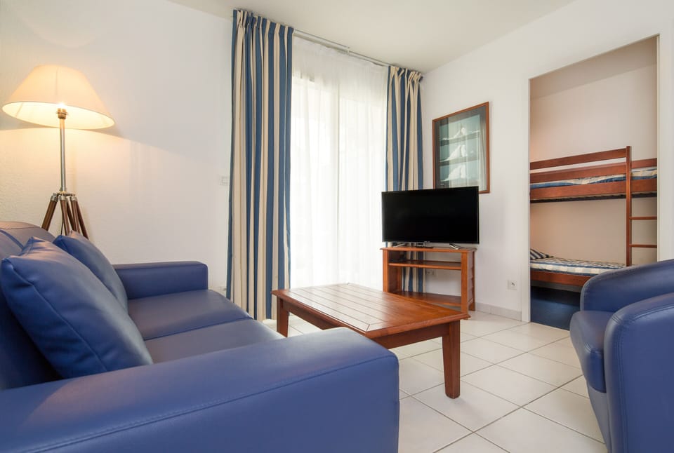 Family Suite | Living area | TV