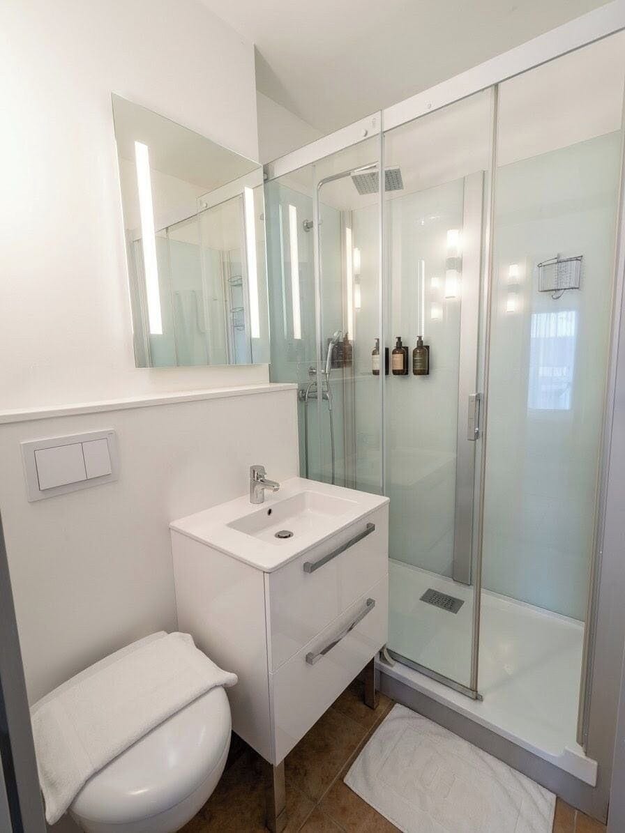 Superior Double Room | Bathroom | Shower, free toiletries, hair dryer, towels