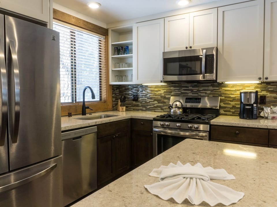 Condo, 4 Bedrooms | Private kitchen | Fridge, microwave, oven, dishwasher