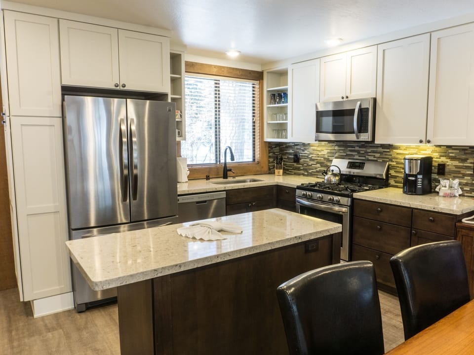 Condo, 4 Bedrooms | Private kitchen | Fridge, microwave, oven, dishwasher