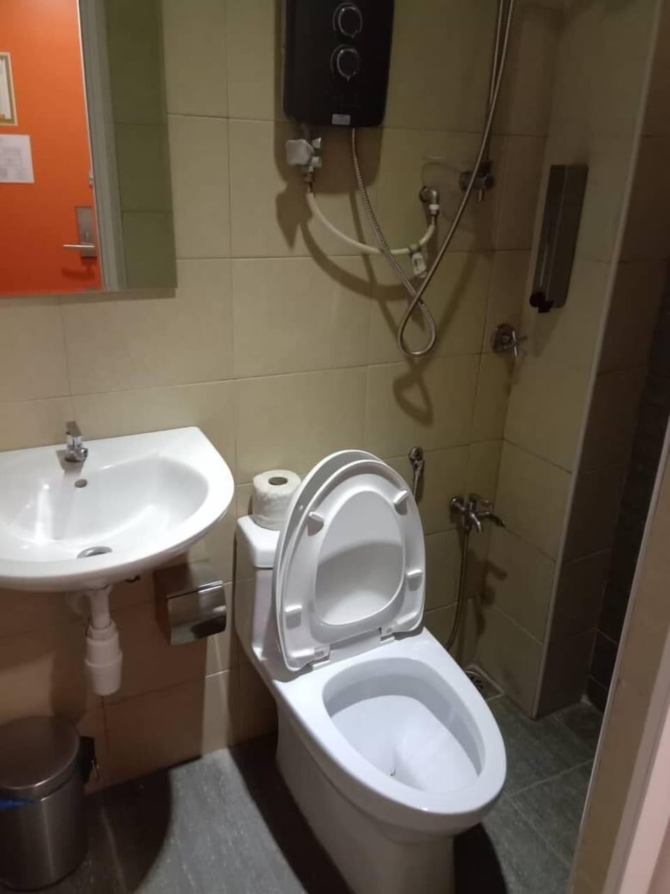 Superior Room, 1 Queen Bed | Bathroom | Shower, free toiletries, hair dryer, towels