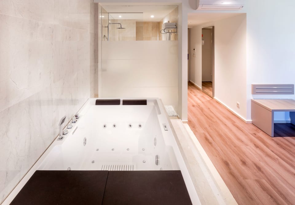 Premium Suite | Minibar, in-room safe, desk, blackout drapes