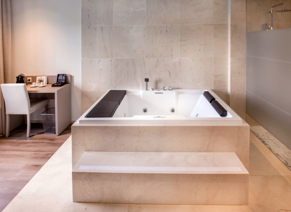Premium Suite | Minibar, in-room safe, desk, blackout drapes