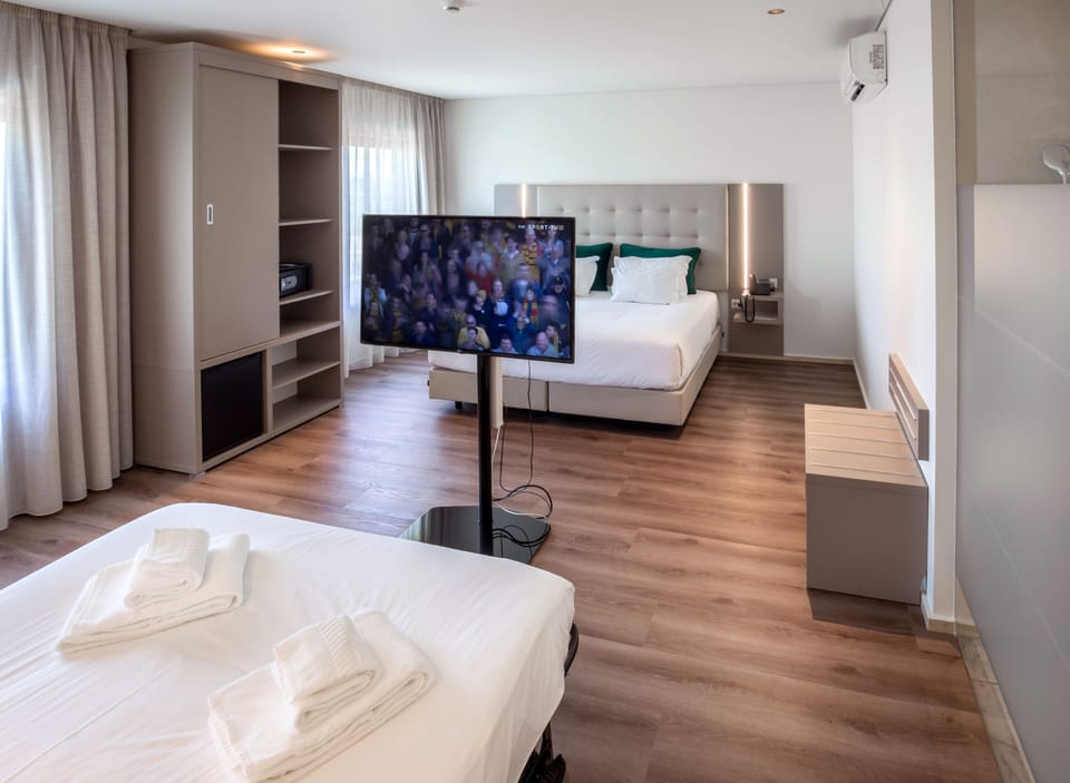 Family Room | Minibar, in-room safe, desk, blackout drapes