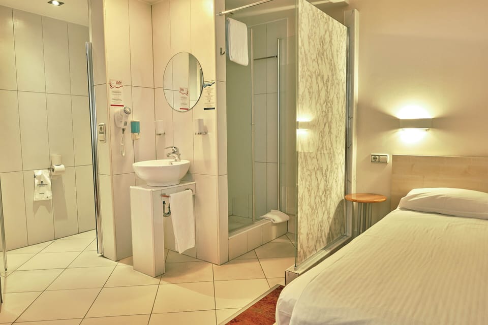 Standard Twin Room | Bathroom | Shower, free toiletries, hair dryer, towels