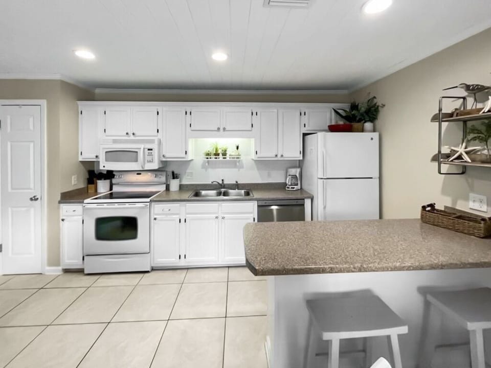 Condo, 1 Bedroom | Private kitchen | Fridge, oven, coffee/tea maker, toaster
