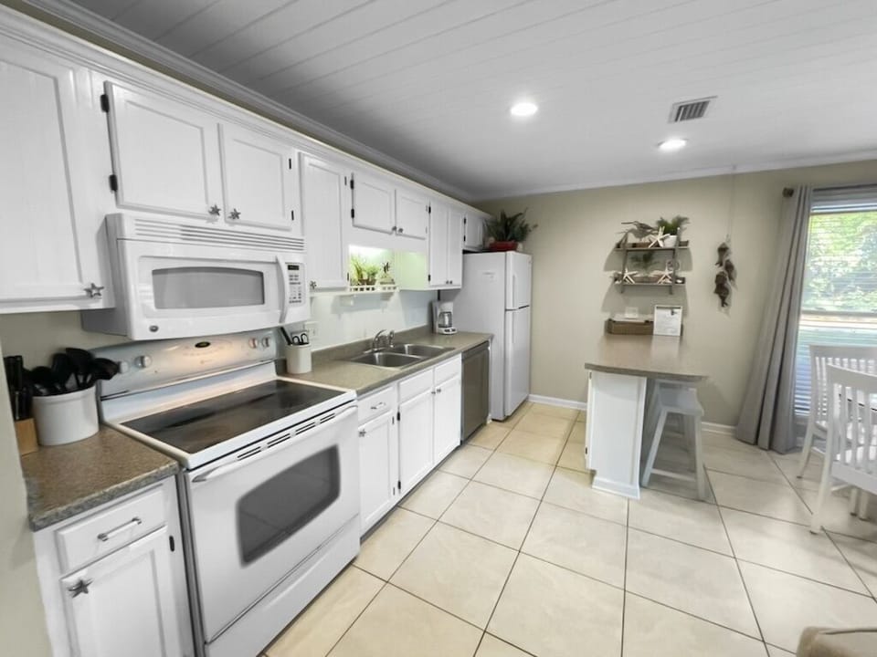 Condo, 1 Bedroom | Private kitchen | Fridge, oven, coffee/tea maker, toaster