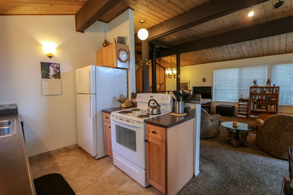 Condo, 2 Bedrooms | Private kitchen | Fridge, microwave, oven, dishwasher