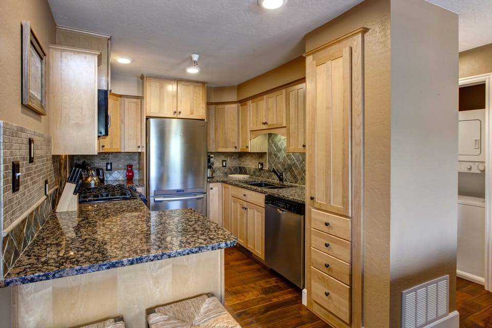 Condo, 3 Bedrooms | Private kitchen | Fridge, microwave, oven, dishwasher