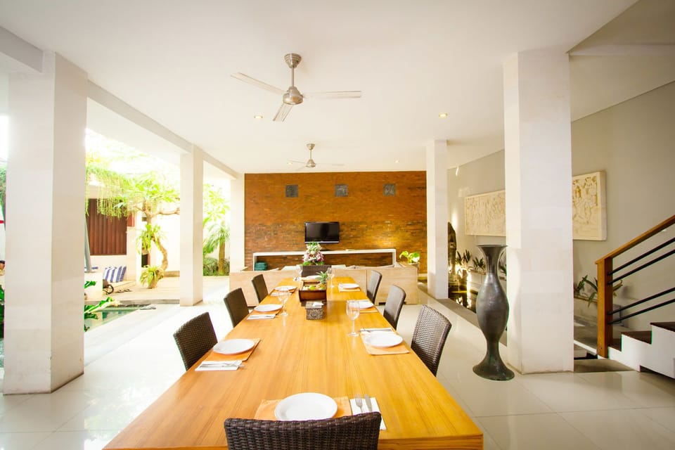 Villa, 5 Bedrooms | In-room dining