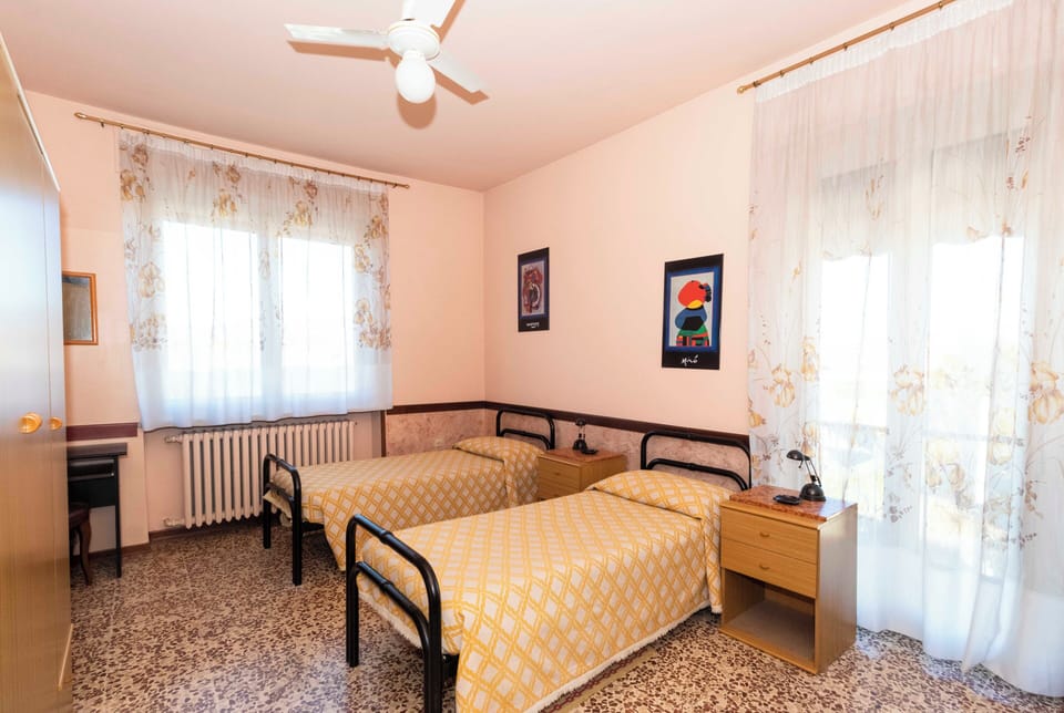 Triple Room | Desk, free WiFi, bed sheets