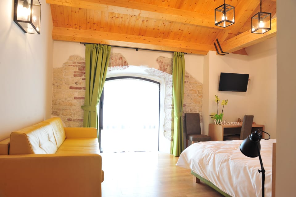 Triple Room | Soundproofing, free WiFi, bed sheets