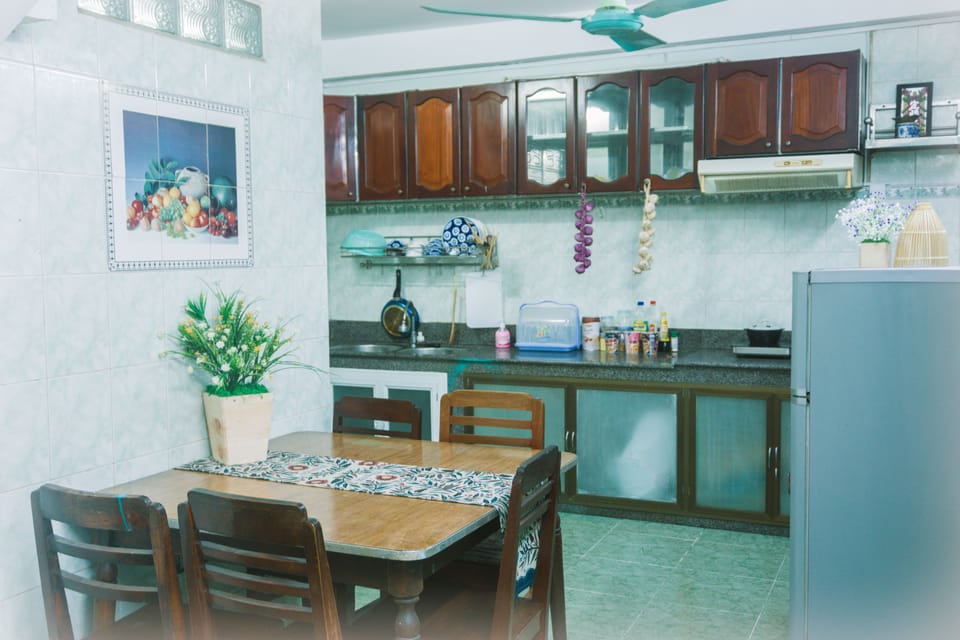House, 4 Bedrooms | Private kitchenette | Stovetop, electric kettle, cookware/dishes/utensils
