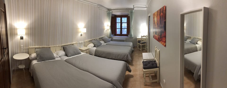 Quadruple Room | Desk, rollaway beds, free WiFi, bed sheets