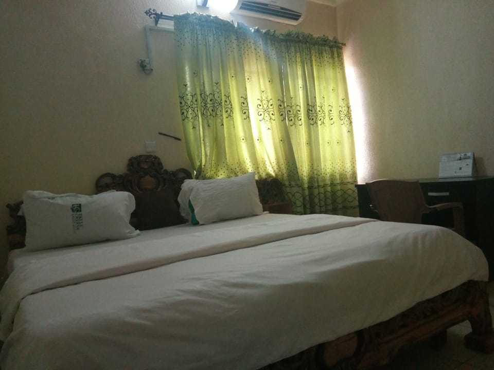Suite | Minibar, desk, blackout drapes, iron/ironing board