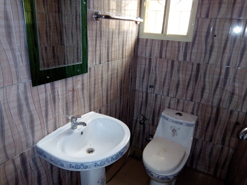 Shower, rainfall showerhead, free toiletries, hair dryer