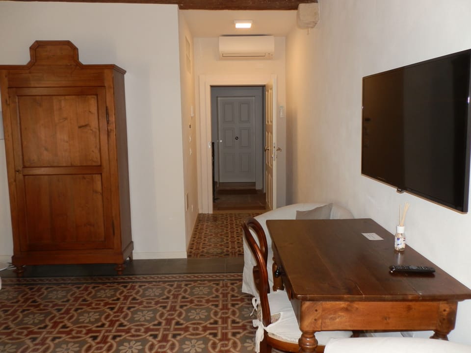 Romantic Double Room | 1 bedroom, desk, WiFi (free), bed sheets