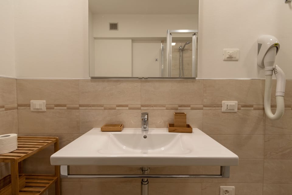 Romantic Double Room | Bathroom | Shower, rainfall showerhead, towels