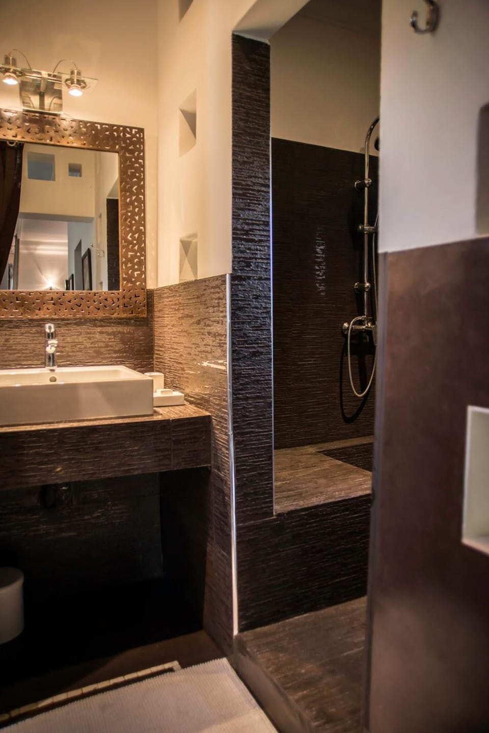 Shower, rainfall showerhead, free toiletries, hair dryer