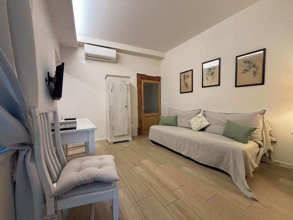 Classic Apartment, 1 Bedroom | Living area
