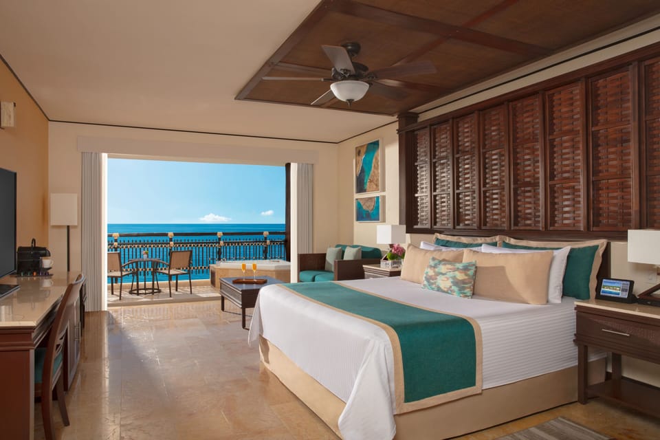 Preferred Club Ocean Front Honeymoon Suite | Free minibar, in-room safe, desk, laptop workspace