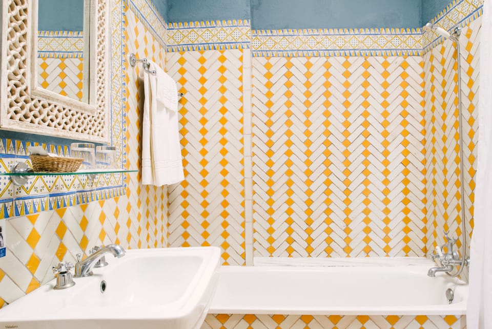 Apartment, 2 Bedrooms | Bathroom | Free toiletries, towels