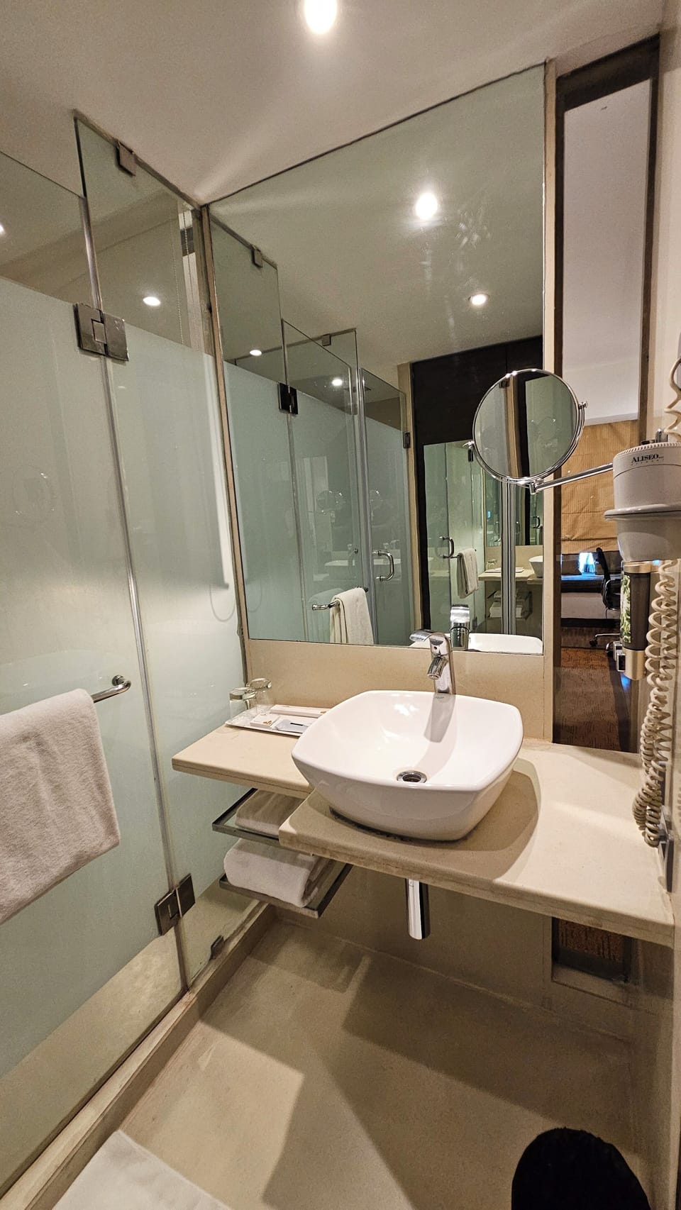 Shower, free toiletries, bathrobes, slippers