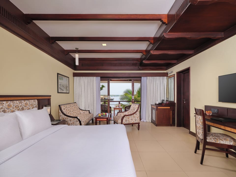 Lake View Suite with Balcony | Egyptian cotton sheets, minibar, in-room safe, desk